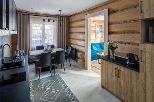 a kitchen and dining room with a table and chairs at Magdalenka 5 min pieszo od Kotelnicy in Białka Tatrzanska