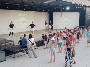 un groupe d'enfants regardant un défilé de mode sur scène dans l'établissement House Luxury Villa with pool, à Zaton 43 autres photos