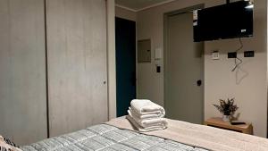 a hospital room with a bed with towels on it at Vistas de Valparaíso 617 in Valparaíso