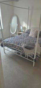 ein Schlafzimmer mit einem Etagenbett und einem Spiegel in der Unterkunft Cosy Cottage-Like Apartments Axminster in Axminster