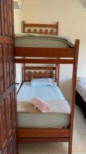 ein Etagenbett mit einem Handtuch auf dem unteren Etagenbett in der Unterkunft Rancho paraíso - Refúgio tranquilo, vista incrível in Lajeado