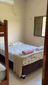 ein Schlafzimmer mit einem Bett und einem Fenster in der Unterkunft Rancho paraíso - Refúgio tranquilo, vista incrível in Lajeado + 11 Fotos