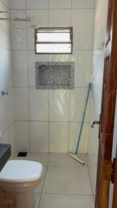 ein Bad mit einem WC und einem Mopp in der Unterkunft Rancho paraíso - Refúgio tranquilo, vista incrível in Lajeado