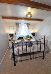 En eller flere senge i et værelse på Barn Conversion Hot tub