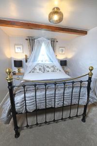 En eller flere senge i et værelse på Barn Conversion Hot tub