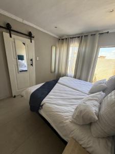 Postel nebo postele na pokoji v ubytování The Pool_deck apartment + 49 fotografií