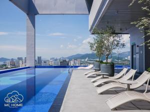 einen Pool mit Liegestühlen auf einem Gebäude in der Unterkunft 22Macalisterz by MC Home in George Town