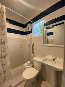 Ένα μπάνιο στο Blue Water De Santorini