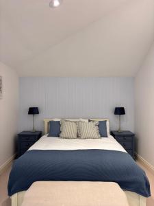 AldbourneにあるThe Baydon House Luxury Studioのベッドルーム1室(大型ベッド1台、ランプ2つ付)