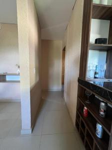 Zimmer mit einem Flur mit Waschbecken und Theke in der Unterkunft El descanso in Villa del Dique