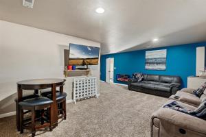 ein Wohnzimmer mit Tisch und Couch in der Unterkunft Amazing Views Central AC 5 ac of Privacy Lawn Games and HOT TUB in Elden Pueblo