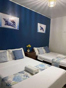 Ένα ή περισσότερα κρεβάτια σε δωμάτιο στο Blue Water De Santorini