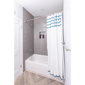 Un baño con bañera y cortina de ducha. en Sunhaven - Private Heated Pool - Walk to Old Town, en Scottsdale 48 fotos más