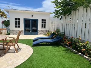 un patio trasero con un tobogán en el césped en Villa Fina Aruba, en Palm-Eagle Beach