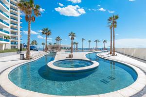 Πισίνα στο ή κοντά στο Encantame Towers First Floor Steps from Pool