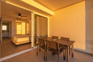 Ένα ή περισσότερα κρεβάτια σε δωμάτιο στο Encantame Towers First Floor Steps from Pool