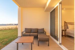 Χώρος καθιστικού στο Encantame Towers First Floor Steps from Pool +11 φωτογραφίες