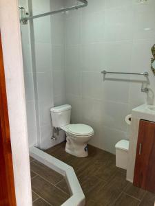 un baño con inodoro y lavabo en Shakai suite, en Tena