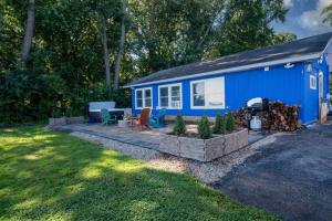 Zahrada ubytování The Jackson Cottage on Grass Lake Waterfront 2 1 Nautical Cottage with Hot Tub Firepit & Year-Round Fun + 34 fotografií