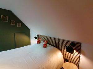 two cats sitting on a bed in a bedroom at Hébergement 4 personnes proche centre ville Strasbourg in Strasbourg +17 photos