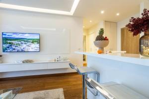 Una cocina blanca con fregadero y encimera. en Bw Zuma Apartments, en Belgrado 62 fotos más