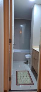 Ένα μπάνιο στο Hermoso departamento a pasos de la plaza de Chillan