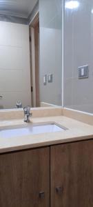 Ένα μπάνιο στο Hermoso departamento a pasos de la plaza de Chillan