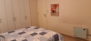 Ένα ή περισσότερα κρεβάτια σε δωμάτιο στο Hermoso departamento a pasos de la plaza de Chillan