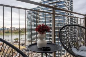 un jarrón sentado en una mesa en un balcón en Bw Zuma Apartments, en Belgrado