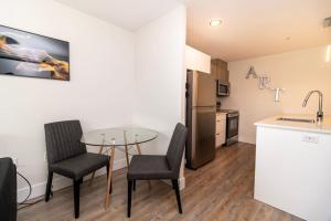 een keuken met een tafel, 2 stoelen en een wastafel bij Corporate Stays Junction 1 Bedroom in Halifax
