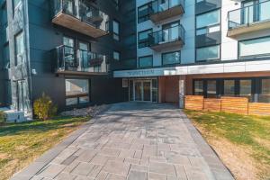 een appartementencomplex met een loopbrug ervoor bij Corporate Stays Junction 1 Bedroom in Halifax