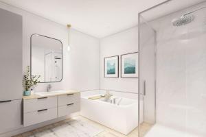 ein Badezimmer mit Badewanne, Waschbecken und Spiegel in der Unterkunft Corporate Stays La Vigie 2 - 1 Bedroom in Québec