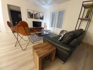 ein Wohnzimmer mit Sofa und Tisch in der Unterkunft Corporate Stays La Vigie 2 - 1 Bedroom in Québec