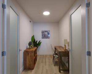 einen Flur mit einem Holztisch und einem Schreibtisch in der Unterkunft Corporate Stays La Vigie 2 - 1 Bedroom in Québec + 6 Fotos