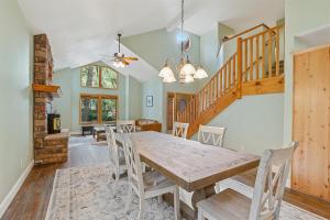 ein Esszimmer mit einem Holztisch und Stühlen in der Unterkunft Bluebird Song Prime Flagstaff Location Outdoor Retreat with Fenced Yard and Firepit in Flagstaff