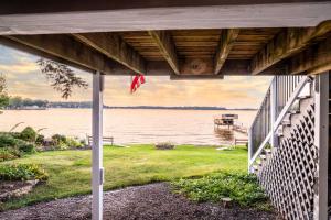 Zahrada ubytování The Blue Sapphire on Mineola Bay 3BR 3BA Luxury Lakefront Home on Mineola Bay Stunning Views on Chain O Lakes