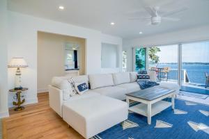 Posezení v ubytování The Blue Sapphire on Mineola Bay 3BR 3BA Luxury Lakefront Home on Mineola Bay Stunning Views on Chain O Lakes + 70 fotografií