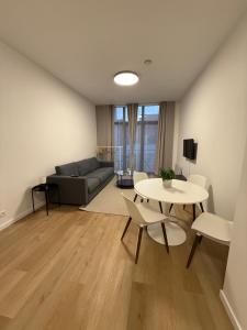 un salon avec un canapé, une table et des chaises dans l'établissement Appartment Astrid 4, à Bruxelles