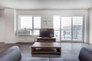 ein Wohnzimmer mit einer Couch und einem Couchtisch in der Unterkunft Corporate Stays Equinoxe 3 Bedrooms in Chomedey