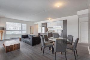 ein Wohnzimmer mit Tisch und Couch in der Unterkunft Corporate Stays Equinoxe 3 Bedrooms in Chomedey + 19 Fotos