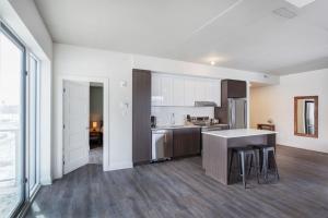 eine große Küche mit einer Arbeitsplatte und einer Kücheninsel in der Unterkunft Corporate Stays Equinoxe 2 Bedroom in Chomedey