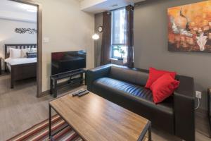 En eller flere senge i et værelse på Corporate Stays Lisgar 1 Bedroom