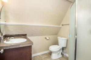 Koupelna v ubytování Woodland Chalet @ Kachina Village Deck Game Room w Ping Pong Poker Table + 38 fotografií