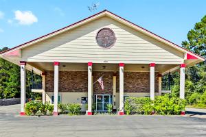 un edificio con una bandiera in cima di Jeffersonian Motor Inn by Townhouse, Prentiss MS a Prentiss