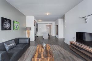 ein Wohnzimmer mit einer Couch und einem Couchtisch in der Unterkunft Corporate Stays Equinoxe 1 Bedroom in Chomedey