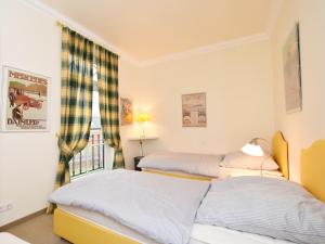 two beds in a room with a window at Ferienwohnung Parkblick in Poseritz