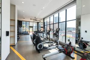 ein Fitnessstudio mit Laufbändern und Crosstrainern in der Unterkunft Corporate Stays Sodo 1 Bedroom in Calgary