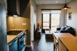 eine Küche und ein Wohnzimmer mit einem Sofa in der Unterkunft Corporate Stays LXTX 1 Bedroom in Tuxedo