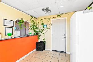 una sala d'attesa in un fast food di Jeffersonian Motor Inn by Townhouse, Prentiss MS a Prentiss Altre 35 foto