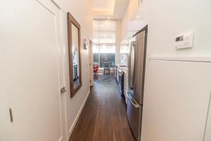 ein Flur eines Krankenzimmers mit in der Unterkunft Corporate Stays Jade 1 Bedroom in Halifax + 6 Fotos